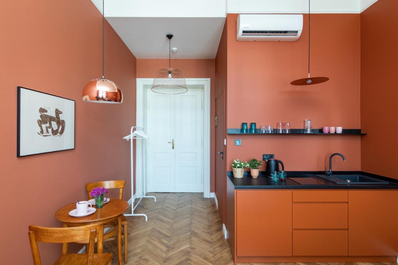 Barbacan Suites - Old Town Apartments - By Upstairs คราคูฟ ภายนอก รูปภาพ