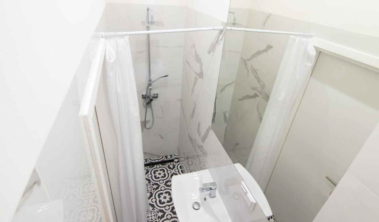 Barbacan Suites - Old Town Apartments - By Upstairs คราคูฟ ภายนอก รูปภาพ