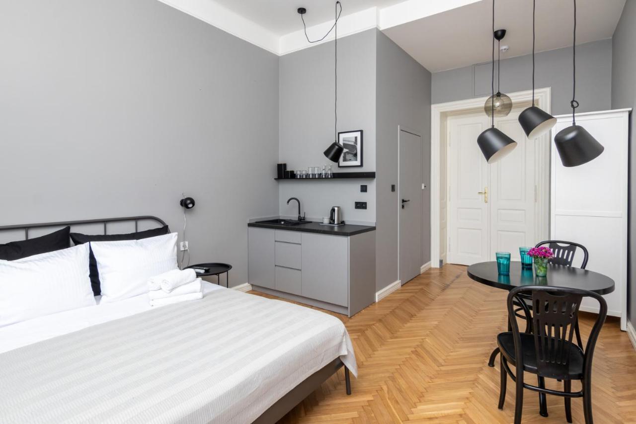 Barbacan Suites - Old Town Apartments - By Upstairs คราคูฟ ภายนอก รูปภาพ