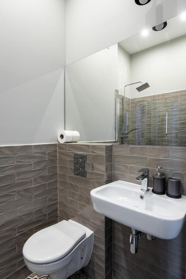 Barbacan Suites - Old Town Apartments - By Upstairs คราคูฟ ภายนอก รูปภาพ